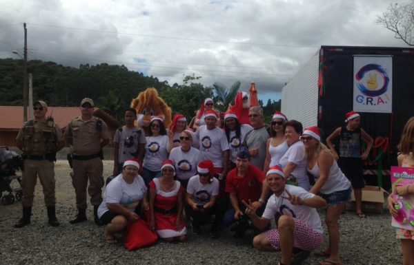 Natal da Magia distribui cerca de 3 mil brinquedos as criancas de cinco bairros de Itapoa 60