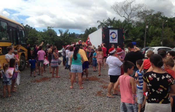 Natal da Magia distribui cerca de 3 mil brinquedos as criancas de cinco bairros de Itapoa 64