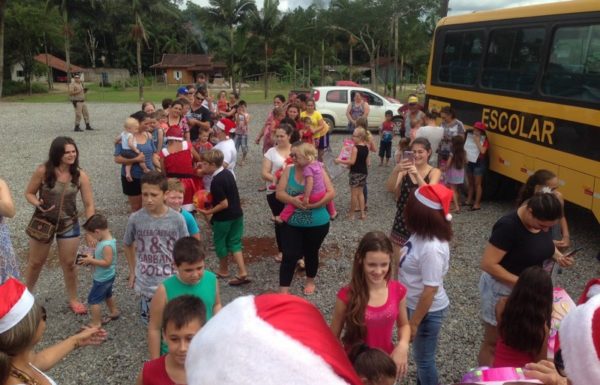 Natal da Magia distribui cerca de 3 mil brinquedos as criancas de cinco bairros de Itapoa 68