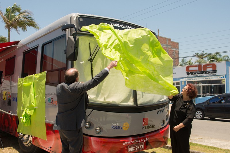 Rotary Club de Itapoa celebra seus 20 anos com doacao de onibus para o projeto doe vida 2