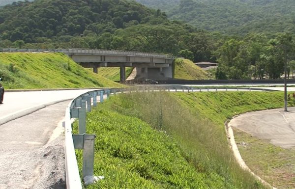 ric tv aborda a falta de iluminacao que impede a liberacao do viaduto no contorno de garuva