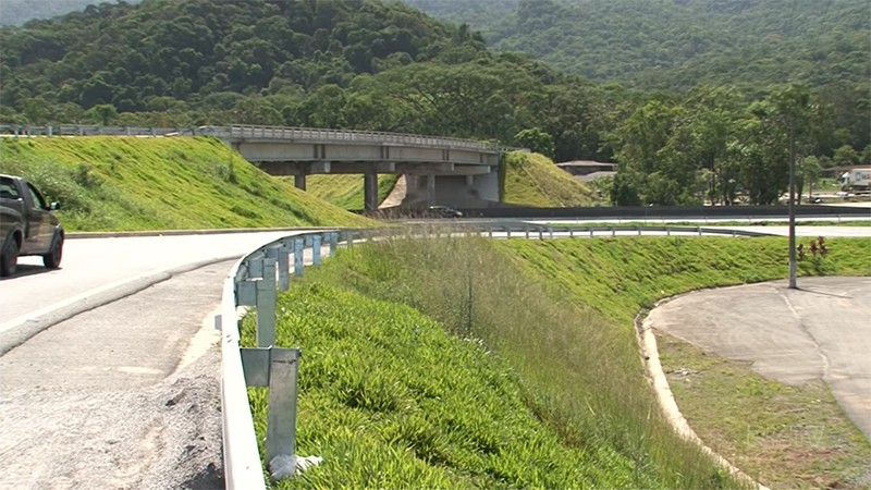 ric tv aborda a falta de iluminacao que impede a liberacao do viaduto no contorno de garuva