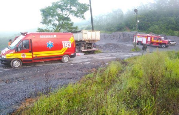 motorista morre atropelado pelo seu proprio caminhao em garuva 1