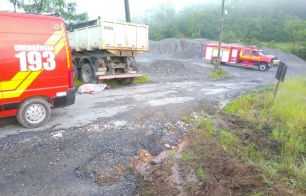 motorista morre atropelado pelo seu proprio caminhao em garuva 2