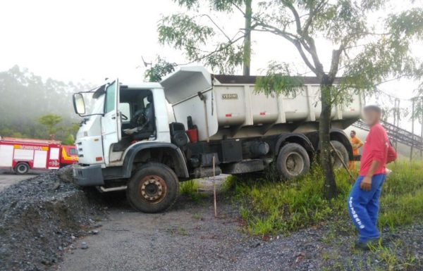 motorista morre atropelado pelo seu proprio caminhao em garuva 5