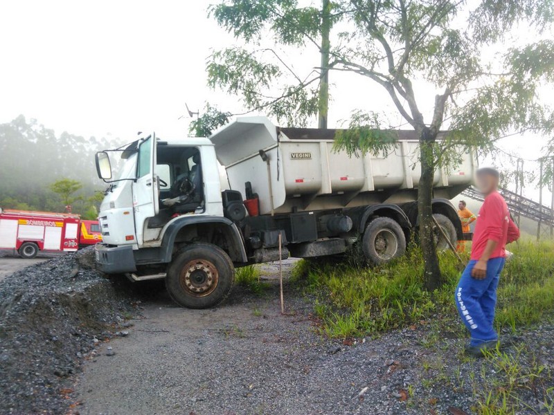 motorista morre atropelado pelo seu proprio caminhao em garuva 5