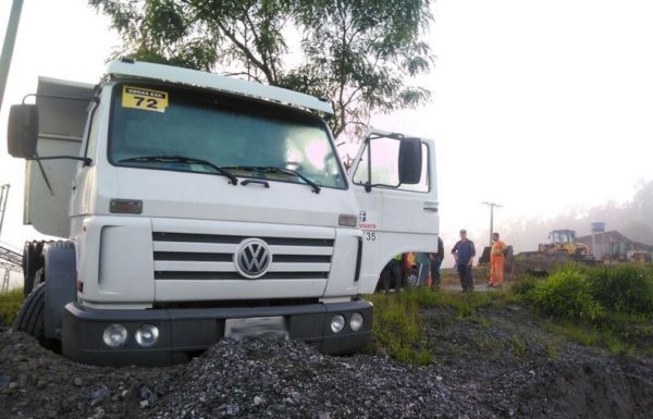 motorista morre atropelado pelo seu proprio caminhao em garuva 6