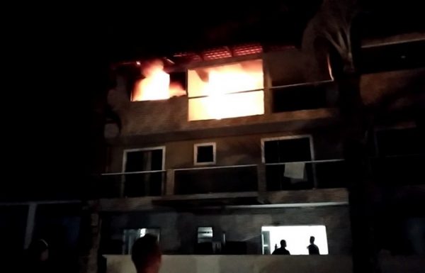 Bombeiros atendem ocorrencia de incendio no Cambiju 5