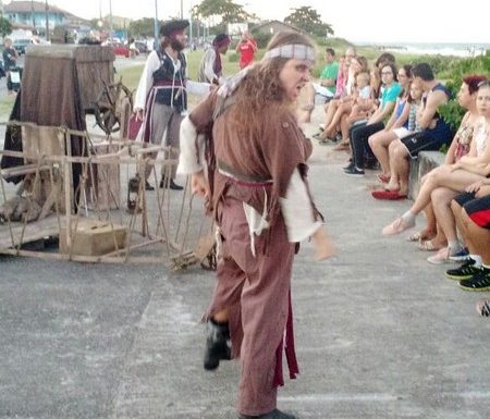 Itapoa recebe peca teatral Baus do Tesouro 17