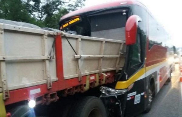 Motorista de onibus morre apos bater na traseira de uma carreta em Garuva 1