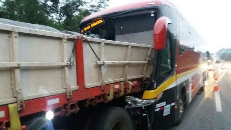 Motorista de onibus morre apos bater na traseira de uma carreta em Garuva 1