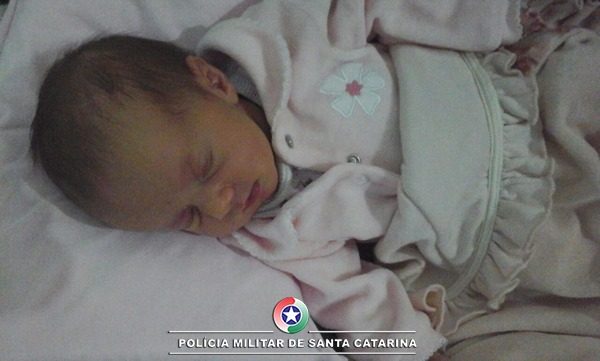 Policial Militar salva vida de bebe engasgado com leite