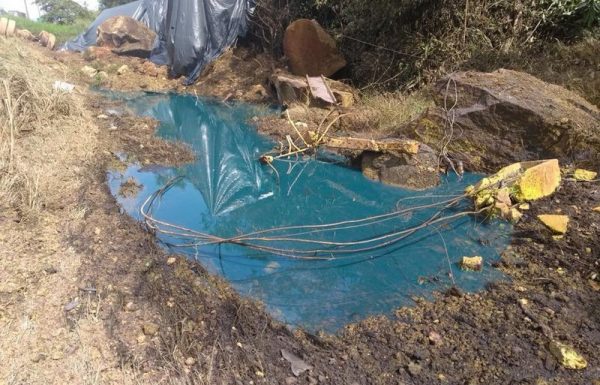 Rio sao Joao, de Garuva, contaminado apos acidente entre tres caminhoes na BR-376 1