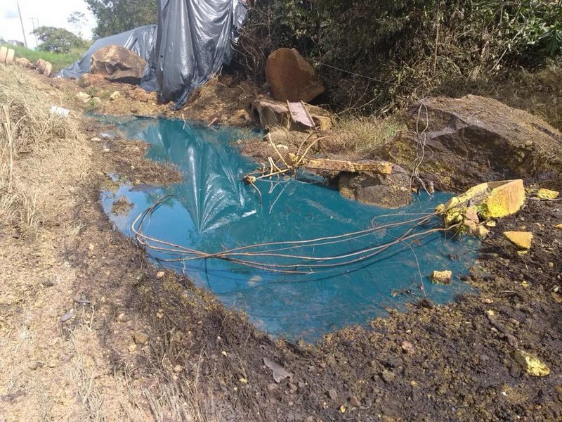 Rio sao Joao, de Garuva, contaminado apos acidente entre tres caminhoes na BR-376 1
