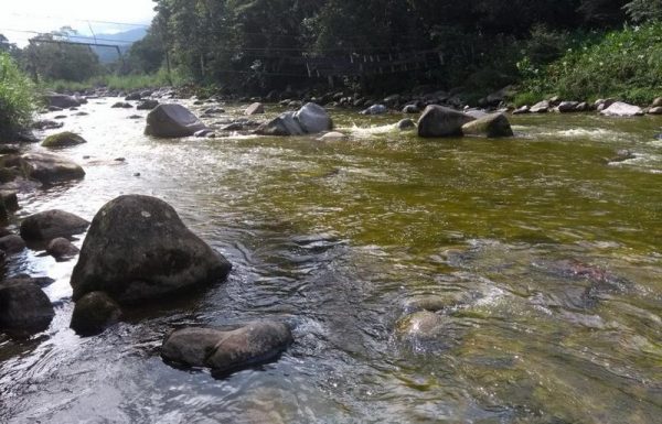 Rio sao Joao, de Garuva, contaminado apos acidente entre tres caminhoes na BR-376 3