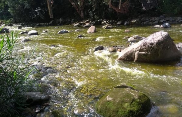 Rio sao Joao, de Garuva, contaminado apos acidente entre tres caminhoes na BR-376 4