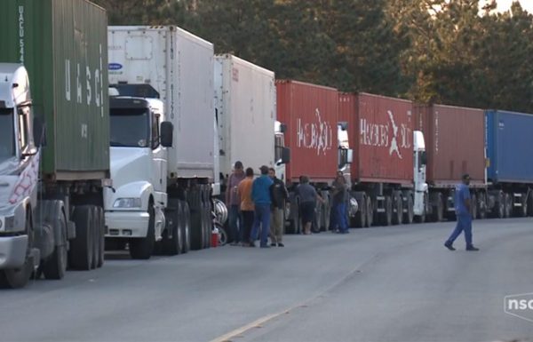 Greve dos caminhoneiros completa quatro dias e efeitos sao sentidos na regiao