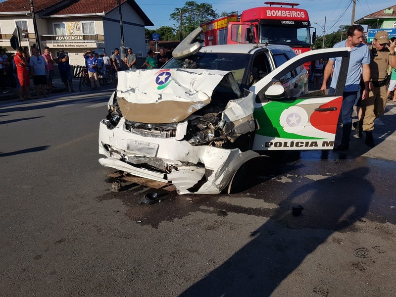 Homem morre e tres ficam feridos em acidente envolvendo viatura da pm 3