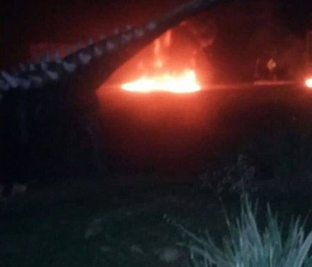 rodado de carreta pega fogo na BR-101 em garuva durante a madrugada deste sabado 09 02