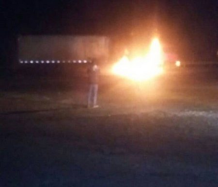 rodado de carreta pega fogo na BR-101 em garuva durante a madrugada deste sabado 09 03