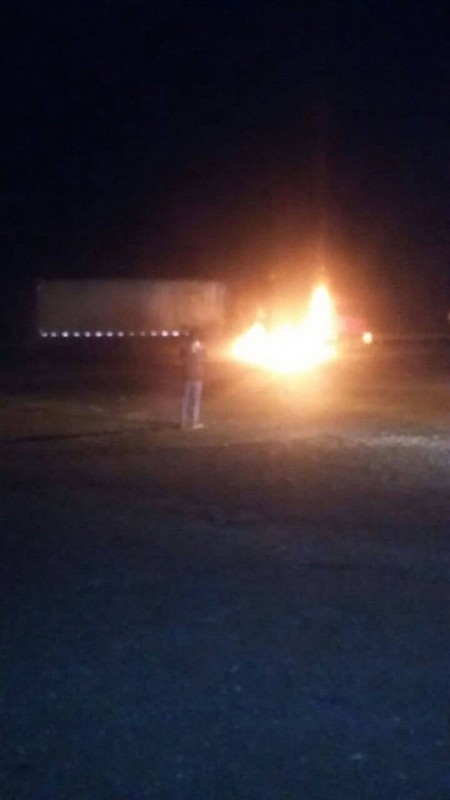 rodado de carreta pega fogo na BR-101 em garuva durante a madrugada deste sabado 09 03