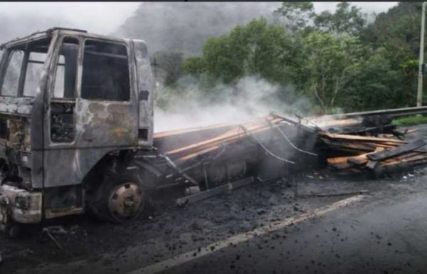 Caminhao pega fogo na rodovia BR-101 em Garuva