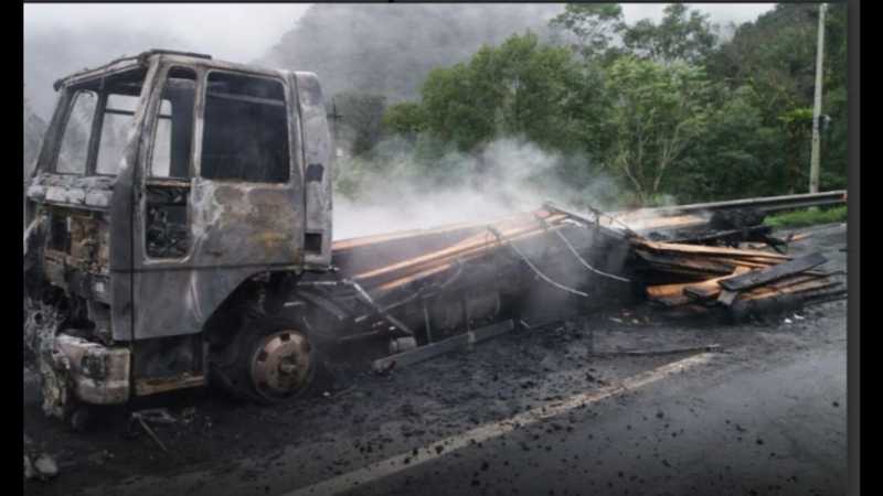 Caminhao pega fogo na rodovia BR-101 em Garuva