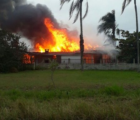 Casa de veranista pega fogo no Pontal do Norte, Itapoa 1