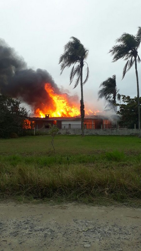 Casa de veranista pega fogo no Pontal do Norte, Itapoa 1