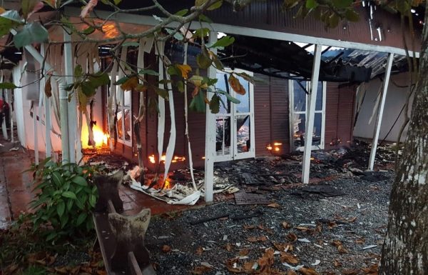 Casa de veranista pega fogo no Pontal do Norte, Itapoa 2