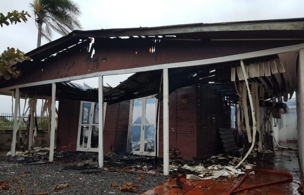 Casa de veranista pega fogo no Pontal do Norte, Itapoa 4