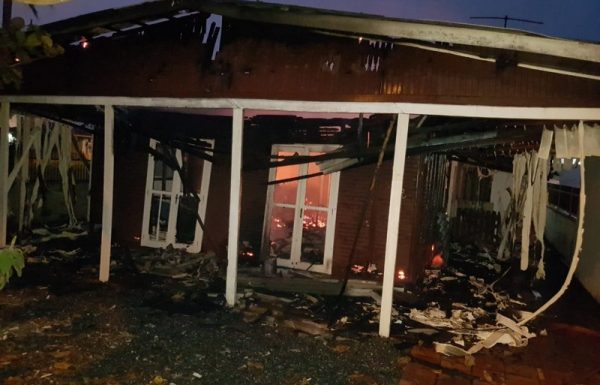 Casa de veranista pega fogo no Pontal do Norte, Itapoa 5