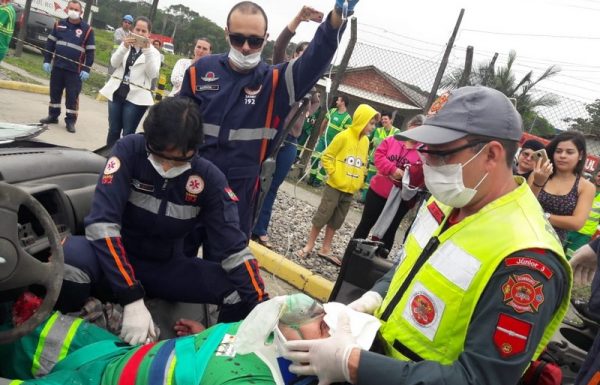 Instituicoes de resgate realizam simulado de acidente de transito no Porto Itapoa 03