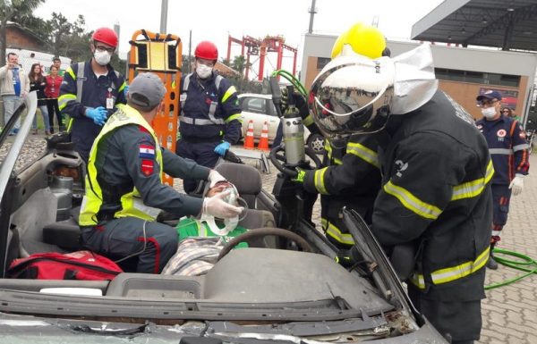 Instituicoes de resgate realizam simulado de acidente de transito no Porto Itapoa 04