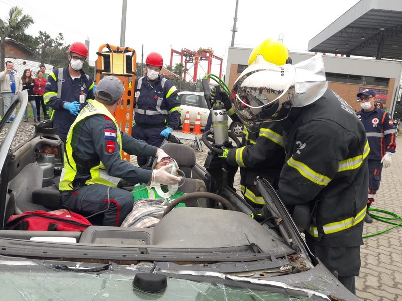 Instituicoes de resgate realizam simulado de acidente de transito no Porto Itapoa 04