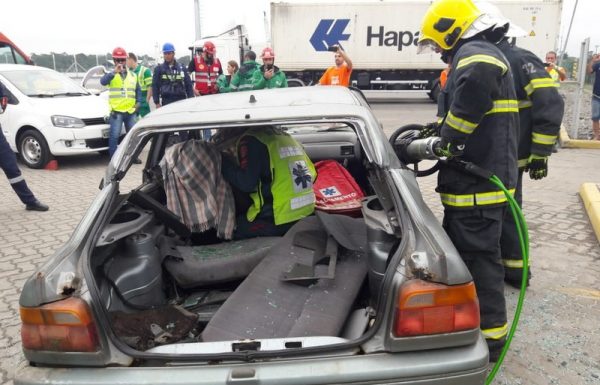 Instituicoes de resgate realizam simulado de acidente de transito no Porto Itapoa 06