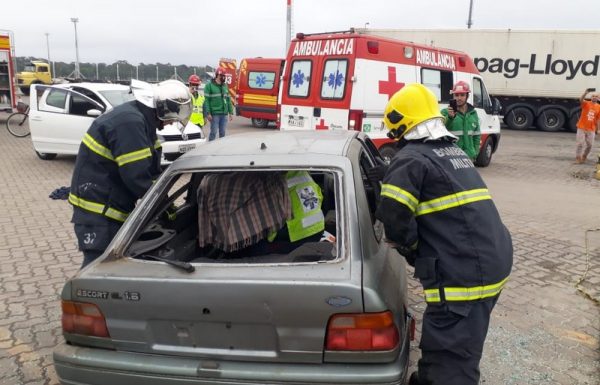 Instituicoes de resgate realizam simulado de acidente de transito no Porto Itapoa 10