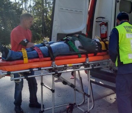 caminhoneiro fica ferido apos tombamento na estrada da jaca 1