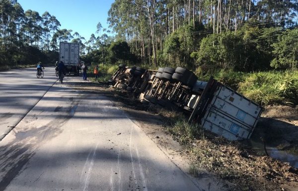 caminhoneiro fica ferido apos tombamento na estrada da jaca 2