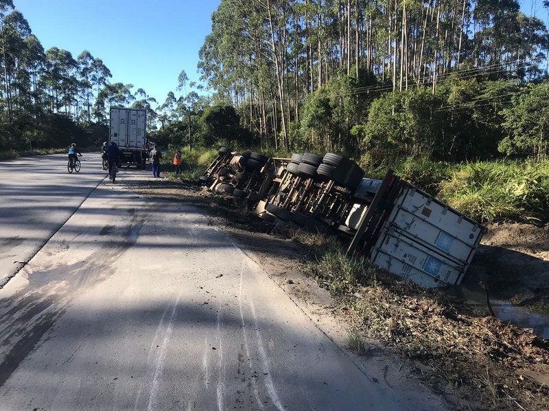 caminhoneiro fica ferido apos tombamento na estrada da jaca 2