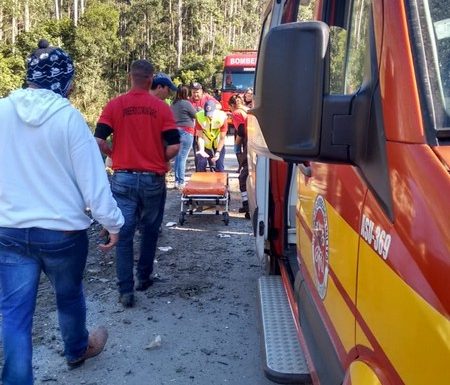 caminhoneiro fica ferido apos tombamento na estrada da jaca 4