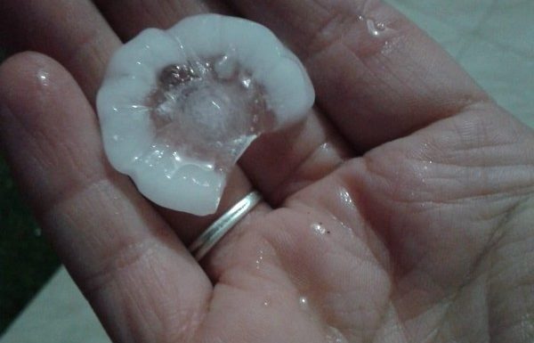 intensa chuva de granizo quebra telhas em Itapoa e bombeiros auxiliam na distribuicao de lonas 03