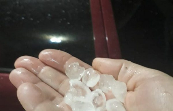 intensa chuva de granizo quebra telhas em Itapoa e bombeiros auxiliam na distribuicao de lonas 04