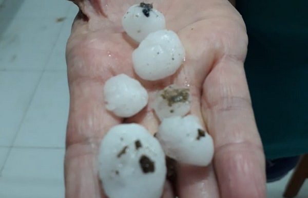 intensa chuva de granizo quebra telhas em Itapoa e bombeiros auxiliam na distribuicao de lonas 05