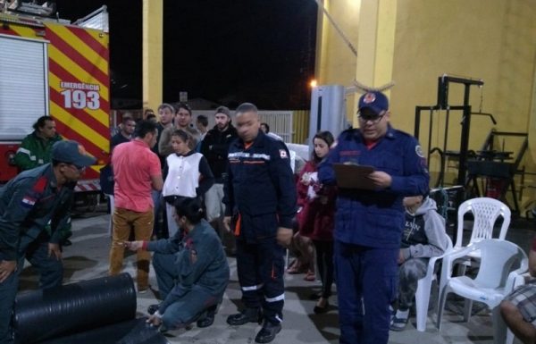 intensa chuva de granizo quebra telhas em Itapoa e bombeiros auxiliam na distribuicao de lonas 07