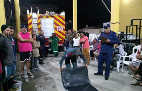 intensa chuva de granizo quebra telhas em Itapoa e bombeiros auxiliam na distribuicao de lonas 08