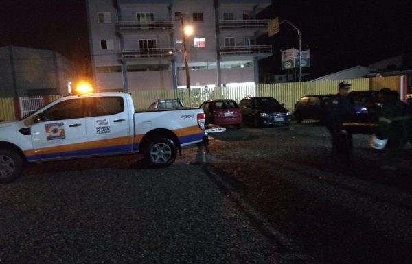 intensa chuva de granizo quebra telhas em Itapoa e bombeiros auxiliam na distribuicao de lonas 09