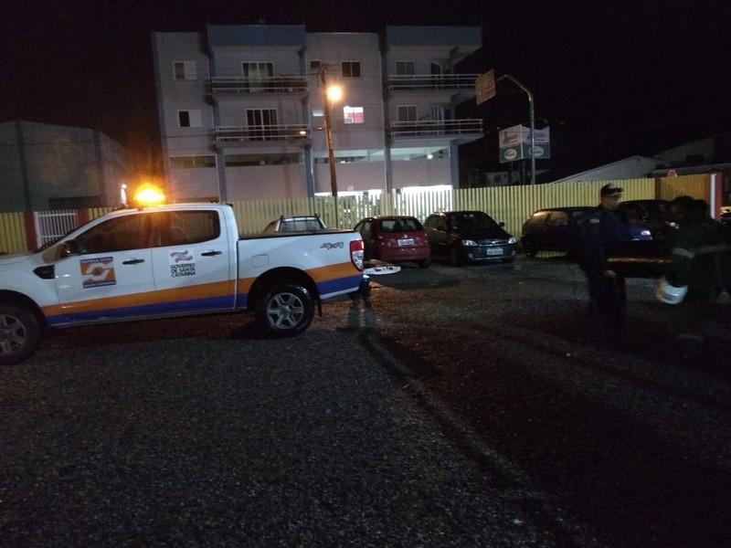intensa chuva de granizo quebra telhas em Itapoa e bombeiros auxiliam na distribuicao de lonas 09