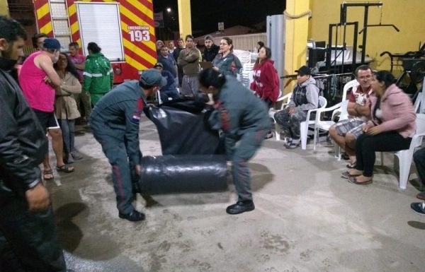 intensa chuva de granizo quebra telhas em Itapoa e bombeiros auxiliam na distribuicao de lonas 10