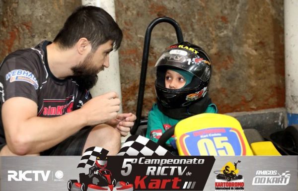 07 ÚNIC - Piloto mirim - LEGENDA Jovem piloto recebe instruções do irmão Tony Paese